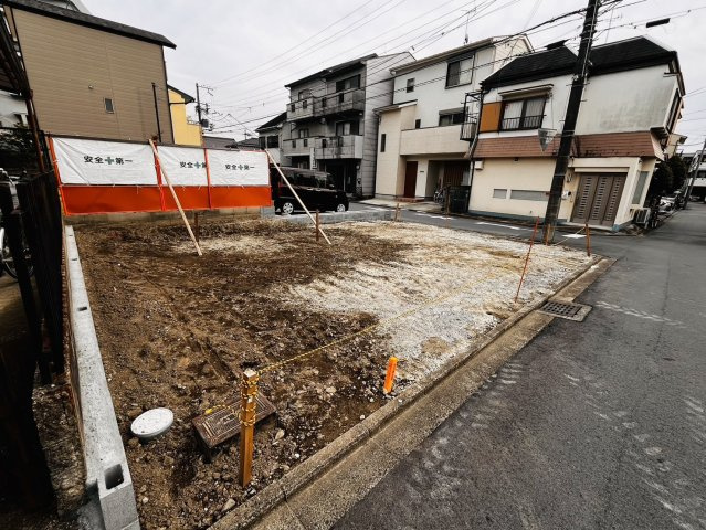 花園春日町の前面道路含む現地写真|現状更地です！角家のため、通風良好＆日当たり良好！南西向きのおうちです！