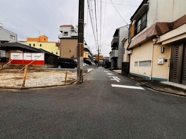 花園春日町の前面道路含む現地写真|ＪＲ嵯峨野線『円町』駅まで徒歩１１分で毎日の通勤通学便利地です！