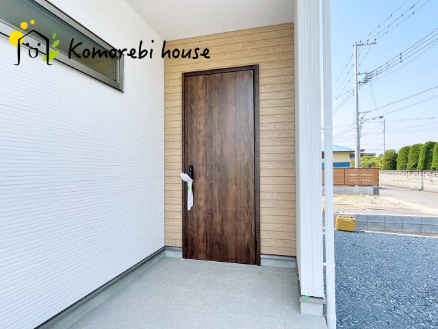 川島町下伊草　新築一戸建て　いろどりアイタウン　11の玄関|収納もある玄関です