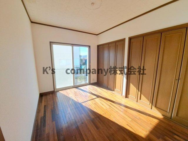 ●高座郡寒川町一之宮2丁目　中古戸建の洋室|1F　６帖の洋室です☆掃き出し窓からお庭に出れます♪