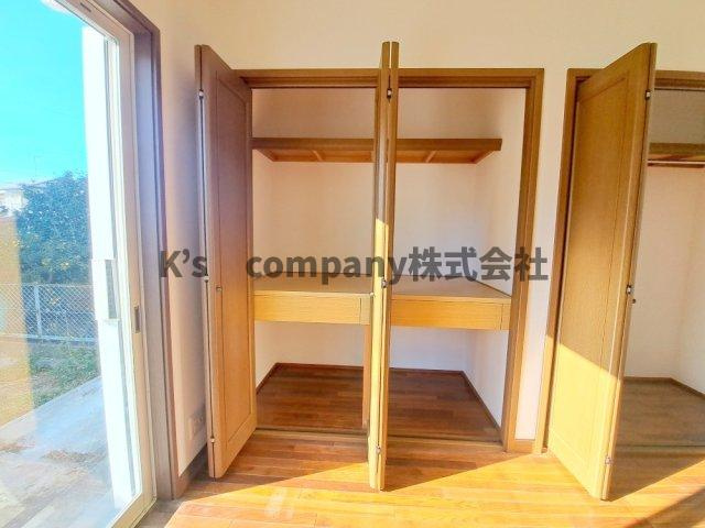 ◎高座郡寒川町一之宮2丁目　中古戸建の収納|1F　洋室壁一面が収納になっています☆