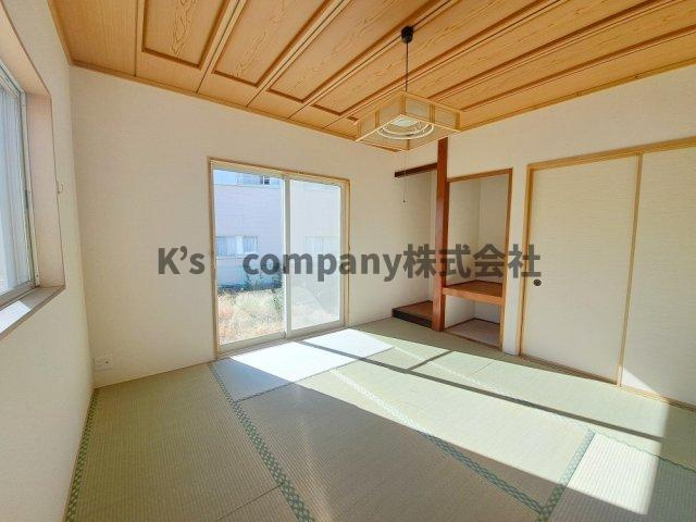●高座郡寒川町一之宮2丁目　中古戸建の和室|リビングに隣接している和室です☆扉を開放してお使いいただくとリビングと一体になり広さを感じられる空間になります◇