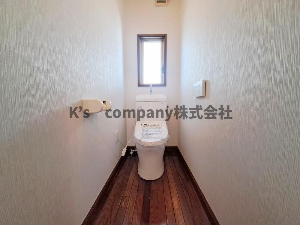 ◎高座郡寒川町一之宮2丁目　中古戸建のトイレ|1F　窓のあるトイレです☆