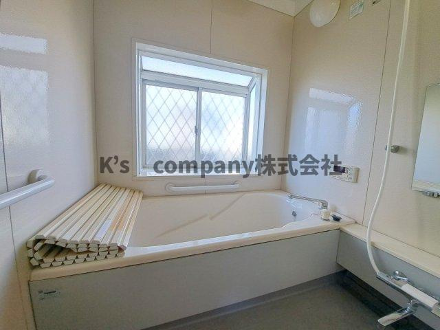 ◎高座郡寒川町一之宮2丁目　中古戸建の浴室|換気がしやすい窓付きのお風呂です♪