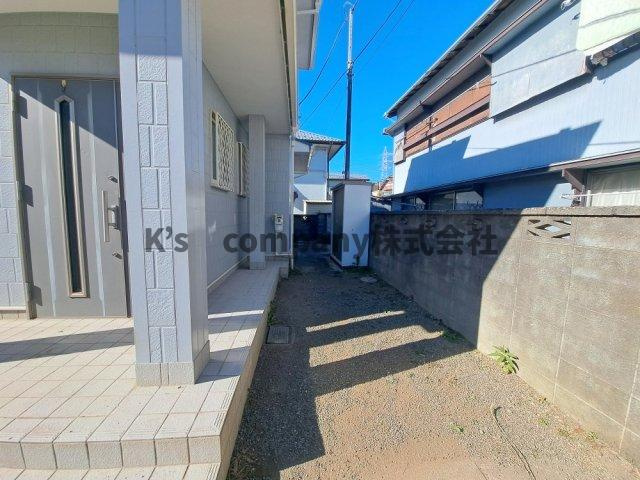 ◎高座郡寒川町一之宮2丁目　中古戸建の駐車場|玄関脇の駐車スペース☆サイズは現地ご確認ください♪