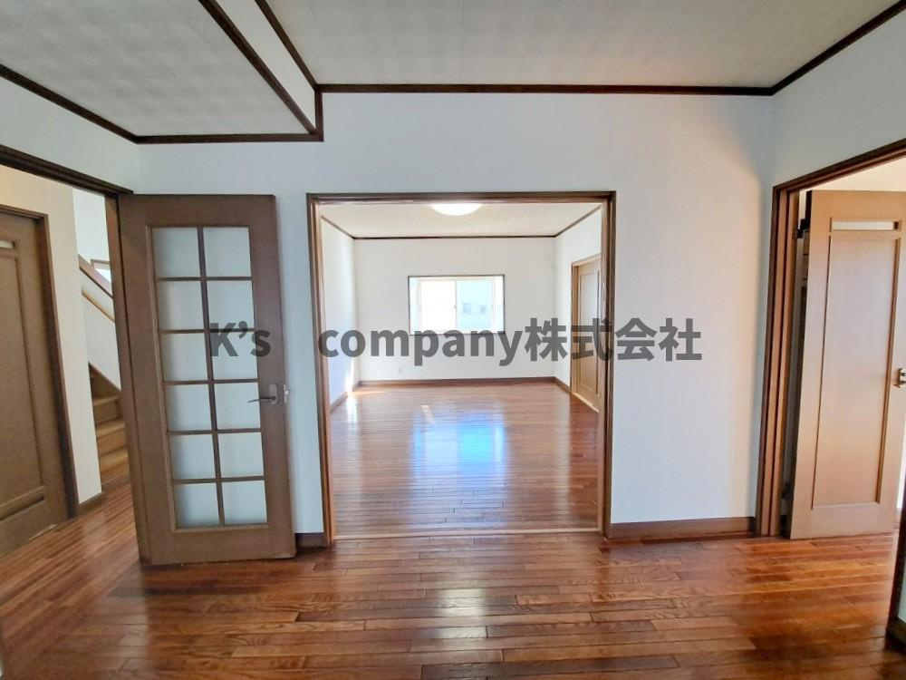 ◎高座郡寒川町一之宮2丁目　中古戸建の居間・リビング|手前が８帖のダイニング、奥が10帖のリビングスペースになっています◇
