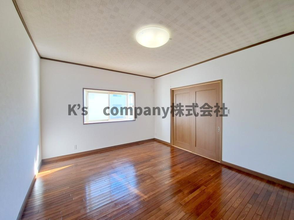 ◎高座郡寒川町一之宮2丁目　中古戸建の居間・リビング|リビングスペースには出窓があります◇扉奥は和室になっています♪