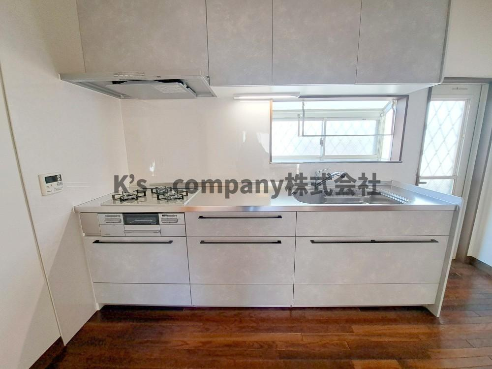 ◎高座郡寒川町一之宮2丁目　中古戸建のキッチン|白を基調とした窓のある明るいキッチンです☆