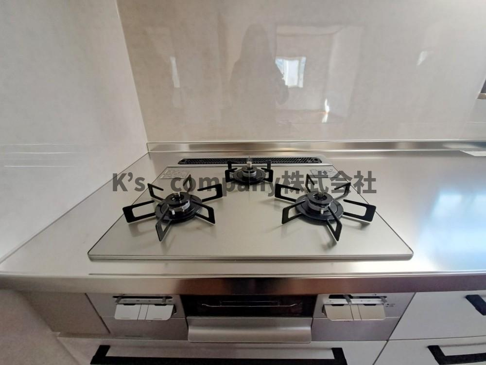 ◎高座郡寒川町一之宮2丁目　中古戸建のキッチン|お料理の同時進行が出来る３口ガスコンロです♪