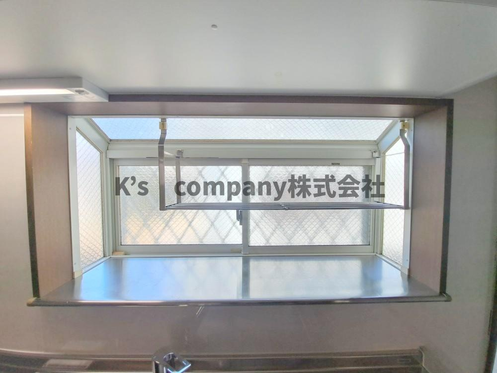 ◎高座郡寒川町一之宮2丁目　中古戸建のキッチン|シンク前には窓があり、ちょっとしたものが置ける吊戸棚があります♪