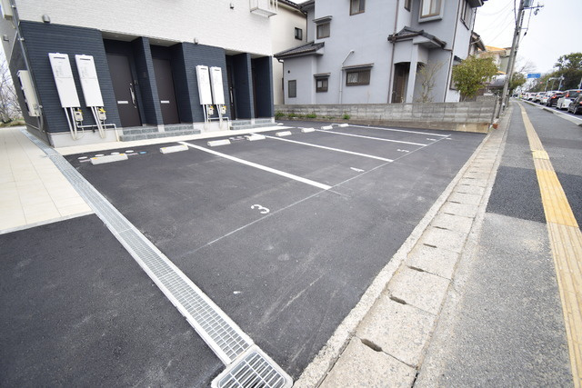 ピース北河原町A棟の駐車場