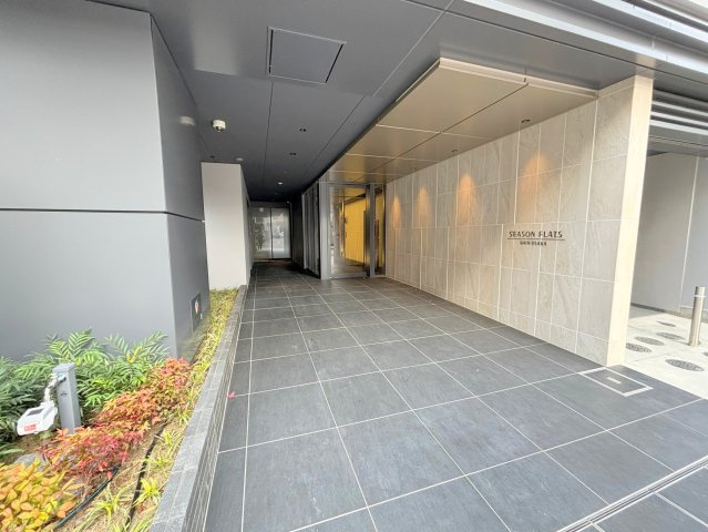 シーズンフラッツ新大阪のエントランス