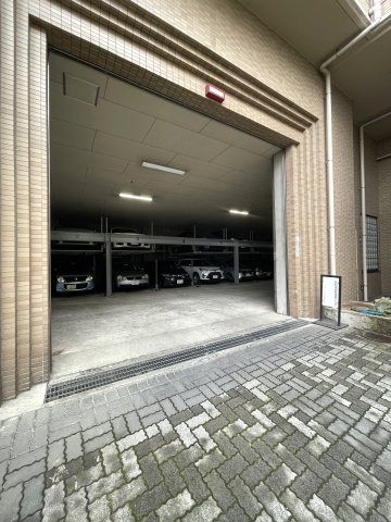 グラン・ドムール松戸の駐車場|カースペースがあります