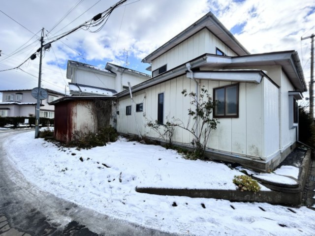 八戸市大字大久保字行人坂の外観|【リフォーム前】住宅北側にも横づけ1台駐車可能にします。計3台駐車可能予定です。