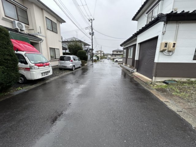 八戸市大字大久保字行人坂の前面道路含む現地写真|南西側の道路は幅員約6mの八戸市道です。北西側は約4.6mの八戸市道の角地です。道路が広く交通量も少ないため、楽々駐車可能です。