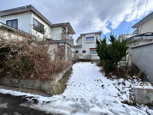 八戸市大字大久保字行人坂の駐車場|【リフォーム前】玄関前は縦列2台駐車可能に整備します。住宅北側にも横づけ1台駐車可能にします。