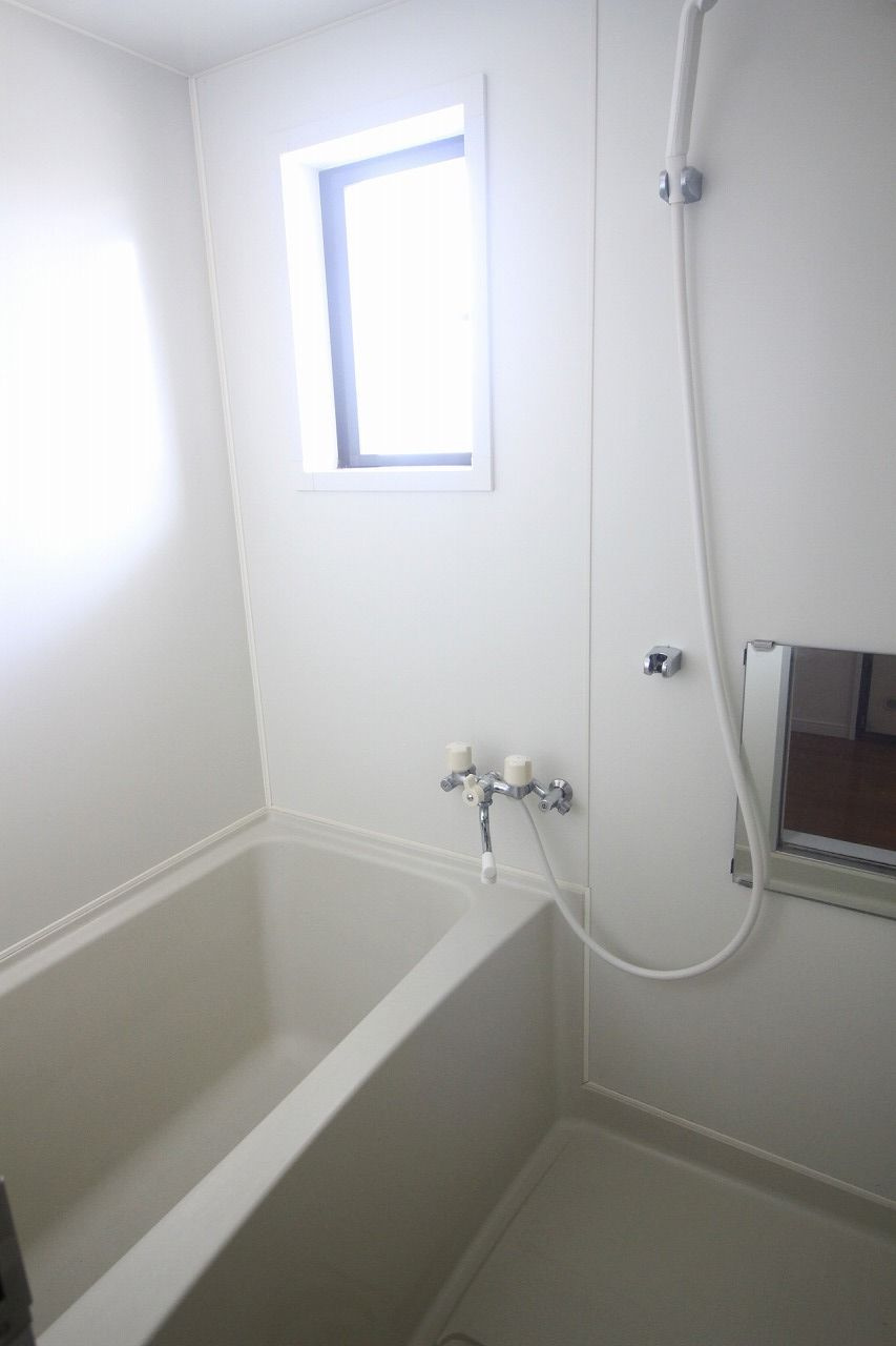 小山市東間々田２丁目のアパート|窓付きで明るい浴室（2020年6月撮影）