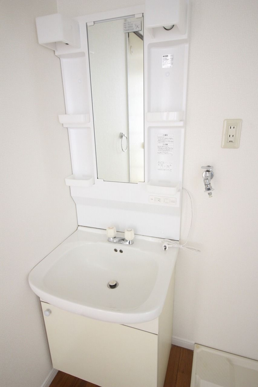 小山市東間々田２丁目のアパート|シャワーノズル付で便利な洗面台（2020年6月撮影）