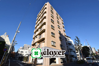 【外観】 | 青空によく映える建物です。手入れの行き届いた外壁やマンション正面エントランスなど、綺麗な姿をぜひ一度、現地にてご覧ください。～即日のご見学可能～　お問合せはお気軽にどうぞ。

