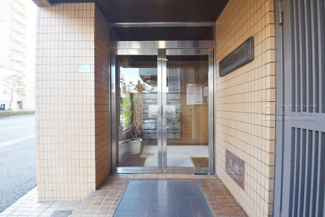 【エントランス】 | お客様を、そして住人を出迎えてくれるマンションのエントランス。ゴミが落ちていないことからも、管理状態の良さや住民の節度の高さが見て取れます。～即日のご見学可能～　お問合せはお気軽にどうぞ。
