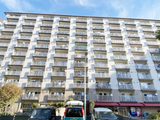【外観】 | 手入れの行き届いた外壁やエントランスなど、「見ればわかる」レベルで清潔感を保ったマンションです。築年数を感じさせない姿で皆様をお出迎えします。～即日のご見学可能～　お問合せはお気軽にどうぞ。