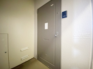 【その他共用部分】 | 皆様をお迎えする、お部屋の玄関ドア。開けやすさや開放角度、ドアノブの操作しやすさや鍵の形状などを、現地で一度ご確認ください。～即日のご見学可能～　お問合せはお気軽にどうぞ。