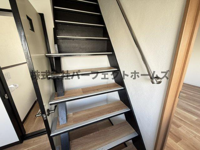 仁和寺本町BASE ガレージハウスの居間・リビング