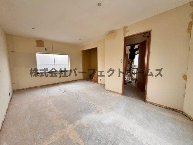 仁和寺本町BASE ガレージハウスの居間・リビング