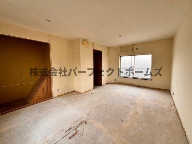 仁和寺本町BASE ガレージハウスの居間・リビング