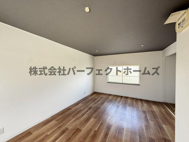 仁和寺本町BASE ガレージハウスの居間・リビング