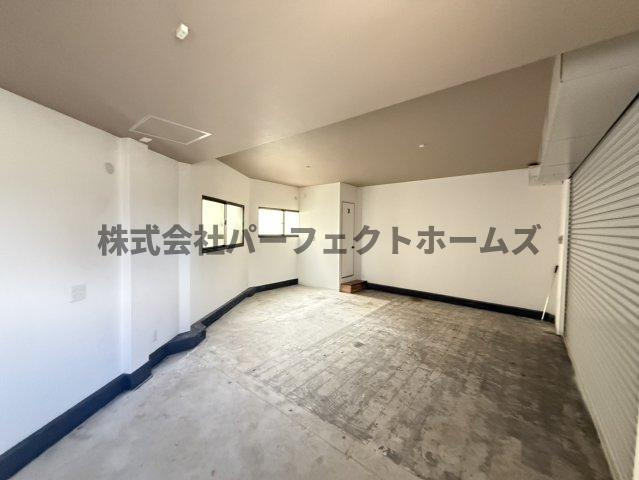 仁和寺本町BASE ガレージハウスの駐車場|駐車場に車を止められます