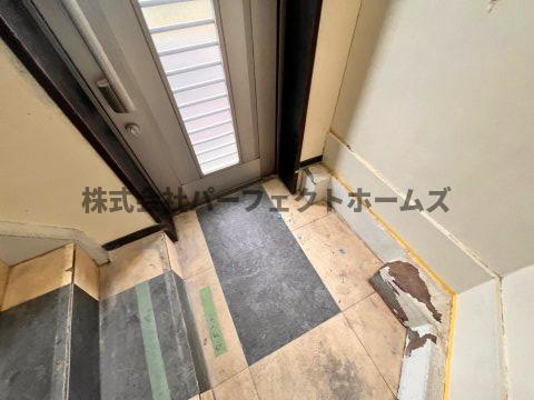 仁和寺本町BASE ガレージハウスの玄関