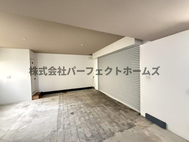 仁和寺本町BASE ガレージハウスの玄関