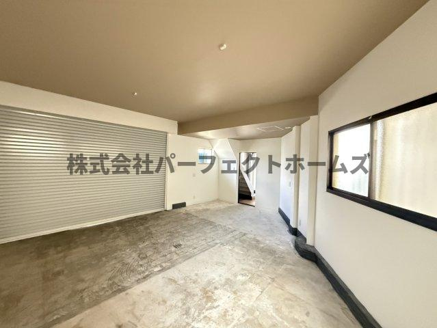 仁和寺本町BASE ガレージハウスの駐車場|駐車場があります