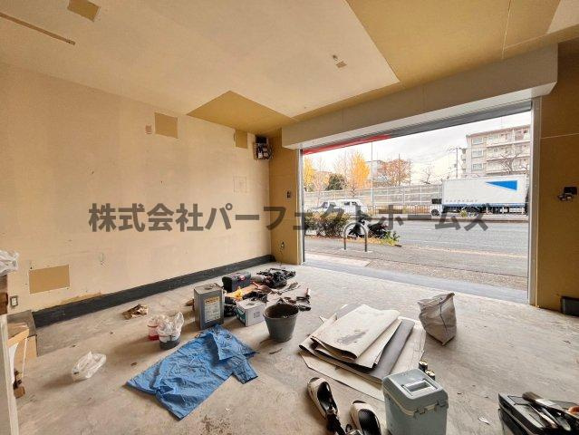 仁和寺本町BASE ガレージハウスの駐車場