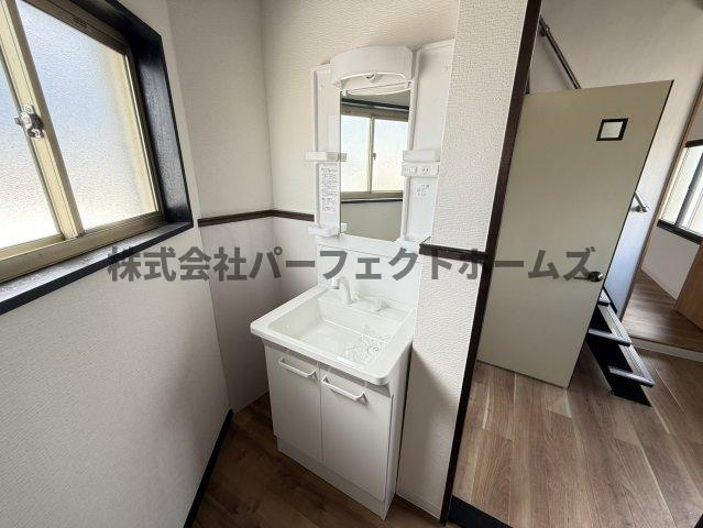 仁和寺本町BASE ガレージハウスの独立洗面台