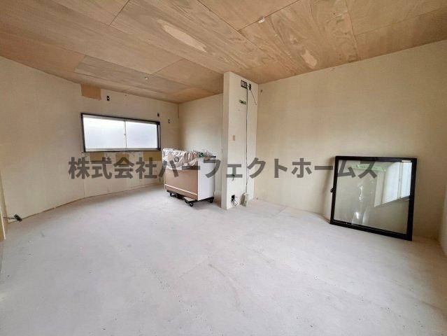 仁和寺本町BASE ガレージハウスの居間・リビング