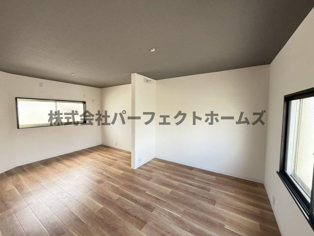 仁和寺本町BASE ガレージハウスの居間・リビング