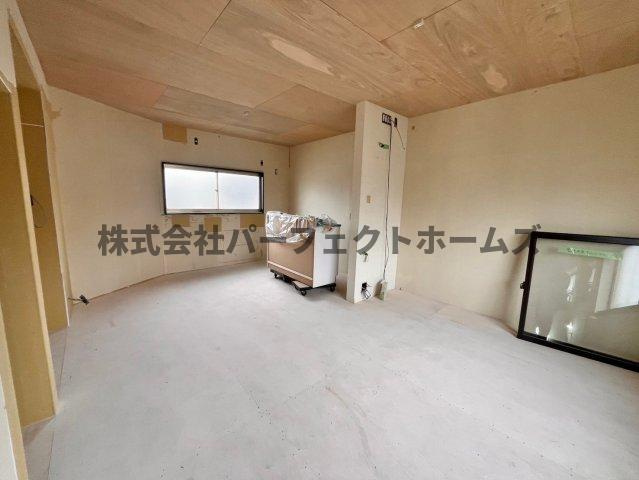 仁和寺本町BASE ガレージハウスの居間・リビング