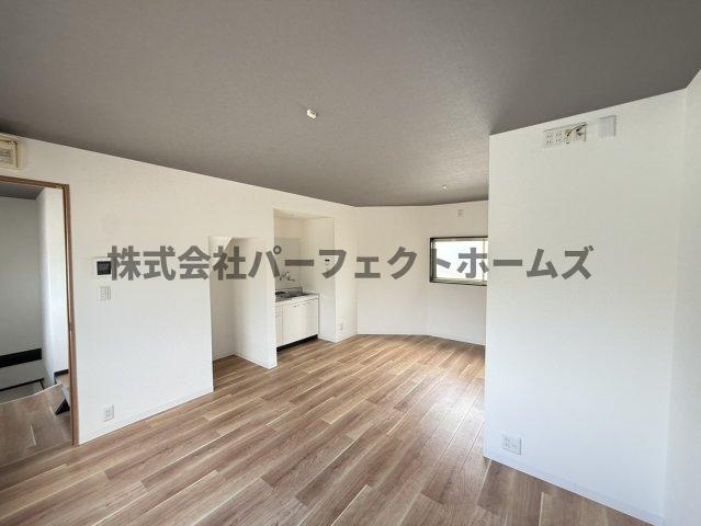 仁和寺本町BASE ガレージハウスの居間・リビング