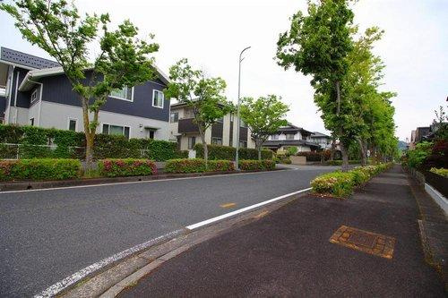 ■□錦海町2丁目中古戸建□■の前面道路含む現地写真|前道は幅員約14ｍになり、駐車時も楽々駐車可能です。
