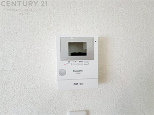 訪問者が来たときにテレビ画面で確認できるため、安心してドアを開けられます。録画機能があるものもあり、留守中に来訪者を記録しておくことができます。利便性が高く、セキュリティ面でも安心です