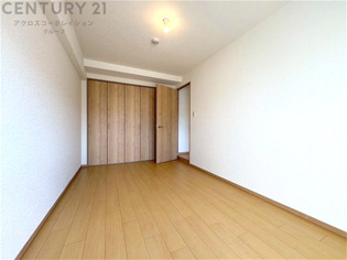 明るい色合いのフローリングとクロスを使用した洋室は家具やインテリアとも調和しやすく空間が広く感じられ開放感を生み出します。自然光を効果的に反射し、室内を明るく保つため、日中の照明使用を抑えられます。