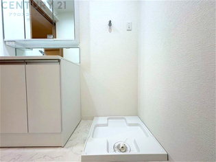 洗濯物の仕分け作業がしやすく、整理整頓が容易になります。洗濯音や湿気を他の部屋に持ち込まず、生活環境を快適に保ちます。上部を活用すれば収納スペースを確保でき洗剤や洗濯用品の整理もしやすくなります。