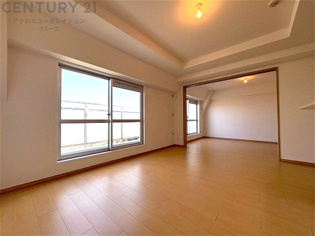 リビングダイニングは家族や友人とのコミュニケーションを楽しむ場所でくつろぎながら食事や会話を楽しめ、多目的に利用できリラックスできる空間です。家庭内の中心として機能し、快適な生活をサポートします。