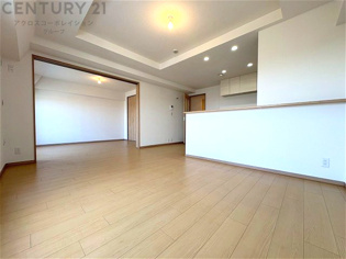 キッチン前のダイニングスペース　カウンターキッチンから料理の受け渡し等に便利です。ダイニングセットを置いても十分な広さを確保。