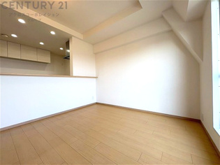 キッチン前のダイニングスペース　カウンターキッチンから料理の受け渡し等に便利です。ダイニングセットを置いても十分な広さを確保。