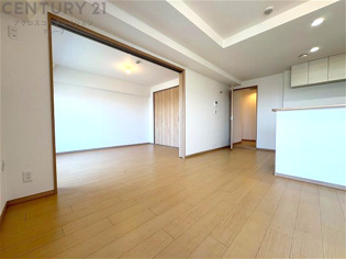 キッチン前のダイニングスペース　カウンターキッチンから料理の受け渡し等に便利です。ダイニングセットを置いても十分な広さを確保。