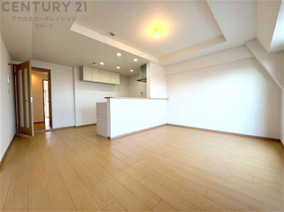 リビングダイニングは家族や友人とのコミュニケーションを楽しむ場所でくつろぎながら食事や会話を楽しめ、多目的に利用できリラックスできる空間です。家庭内の中心として機能し、快適な生活をサポートします。