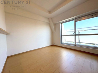 キッチン前のダイニングスペース　カウンターキッチンから料理の受け渡し等に便利です。ダイニングセットを置いても十分な広さを確保。